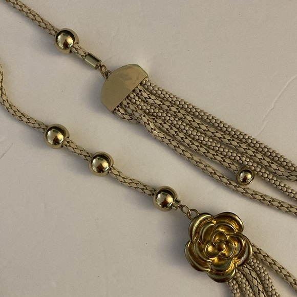 Chic Gold Rose Necklace - Picture 8 of 10